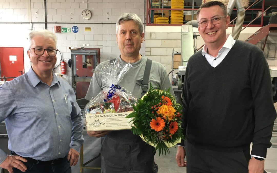 Lauchringen, 30.03.2023 – Wir gratulieren Herrn Karl Fuchs zu seinem 40-jährigen Betriebsjubiläum und danken ihm für seine hervorragende Arbeit und für seine Treue zum Unternehmen.